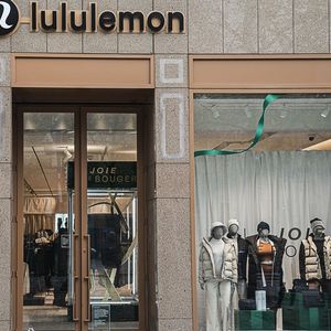 Le premier flagship français de Lululemon est installé au 38, avenue des Champs-Elysées à Paris.