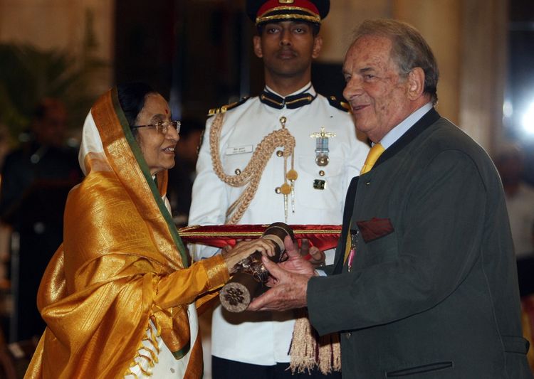 W 2008 roku prezydent Indii Pratibha Patil przyznał nagrodę Padma Buhshan w dziedzinie nauk społecznych Dominique'owi Lapierre'owi z New Delhi.
