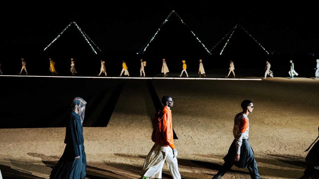 Mode : Dior Homme défile devant les pyramides d'Egypte