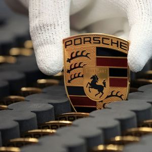 Porsche est le troisième constructeur automobile mondial avec une capitalisation boursière de près de 100 milliards d'euros.