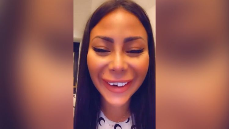 En 2020, Maeva Ghennam a publié une vidéo sur ses réseaux sociaux dans laquelle elle explique qu'une de ses facettes est tombée.