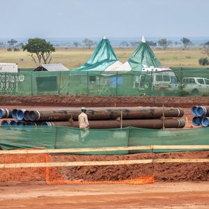 En Ouganda, les travaux ont commencé, ici avec la pose de tubes de forages dans le parc national de Murchison Falls.