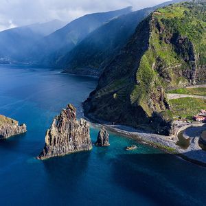 L'île de Madère, d'origine volcanique, est réputée pour son climat subtropical et ses paysages singuliers.