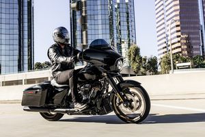Avec sa Street Glide ST, Harley cultive ses classiques.
