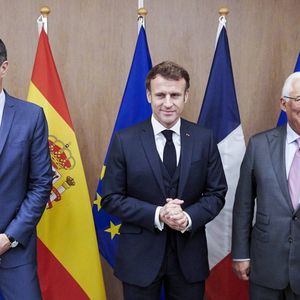 En marge du sommet euro-méditerranéen à Alicante, Emmanuel Macron doit s'entretenir avec l'Espagnol Pedro Sanchez et le Portugais Antonio Costa (ici à Bruxelles en 2019)
