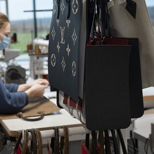 Atelier de maroquinerie de Louis Vuitton.