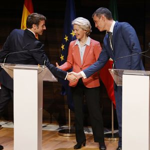 Emmanuel Macron et l'Espagnol Pedro Sanchez ont donné, à Alicante, avec la présidente de la Commission européenne Ursula von der Leyen, les premiers détails de la future interconnexion sous-marine entre Barcelone et Marseille.