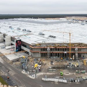 Le chantier du site de production de batteries de Tesla à Berlin reflète la forte concentration des investissements autour de méga-usines emblématiques.