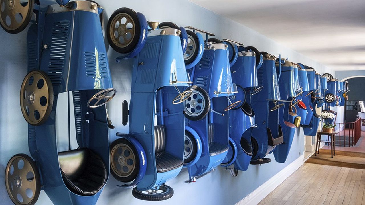 La collection de Bugattis du designer, peintes en bleu conran.