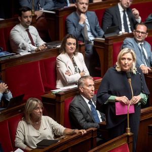 L'image de Marine Le Pen (ici au milieu des députés RN à l'Assemblée nationale) continue de s'améliorer, et l'adhésion aux idées portées par le parti d'extrême droite se renforce pour la sixième année consécutive, selon un sondage.