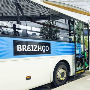 La marque BreizhGo orne 500 autocars urbains qui sillonnent les routes et 2.000 cars quotidiens destinés uniquement au transport scolaire.