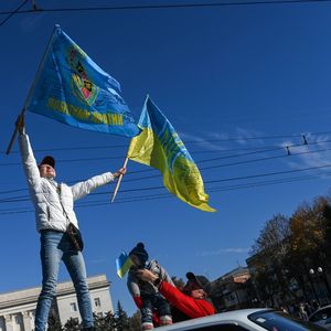 Une femme célèbre la reprise de la ville de Kherson par les troupes ukrainiennes le 14 novembre 2022.
