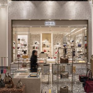 Shopping chez Saks Fifth Avenue, le « Department Store » ultrachic qui compte plusieurs de marques de luxe, dont Dior.