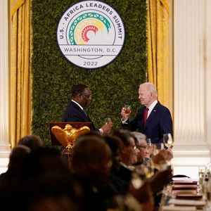 Le président du Sénégal et de l'Union africaine Macky Sall et le président des Etats-Unis Joe Biden, mercredi, lors du U.S.-Africa Leaders Summit.