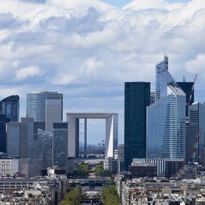 Des banques internationales sont contraintes de devoir surpayer de 30 % les financiers impatriés qu'elles voudraient débaucher à Paris de la concurrence en raison du régime fiscal en vigueur.