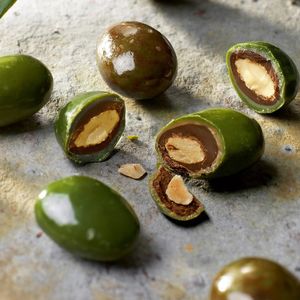 François Doucet produit chaque année 900 tonnes de pâte de fruit et environ 200 références de pépites de chocolats dont sa célèbre olive verte au coeur d'amande.