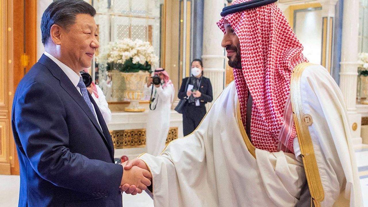 Xi Jinping - libre de voyager, contrairement à ses concitoyens - en visite à Ryad, où il a rencontré Mohammed ben Salmane le 9 décembre.