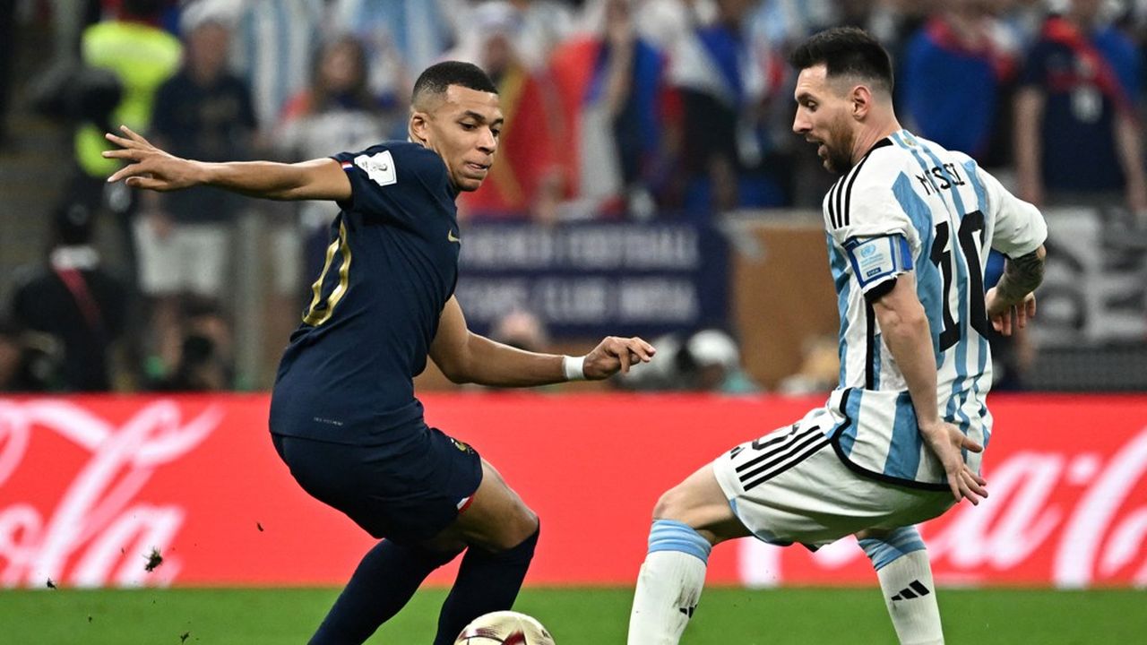 Kylian Mbappé face à Lionel Messi lors de la finale de la Coupe du Monde opposant la France à l'Argentine, à Doha le 18 décembre 2022.