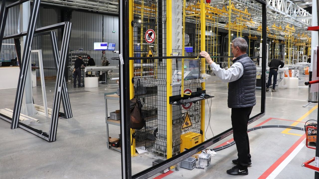 Construit à Serres-Castet, dans la périphérie de Pau, à côté de l'usine historique, le nouvel outil industriel se consacre exclusivement à la production de fenêtres aluminium produites à la demande.