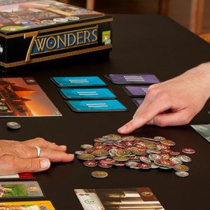 Le succès mondial Seven Wonders a été conçu par le Français Antoine Bauza. Le secteur français du jeu a réalisé un chiffre d'affaires (hors cartes) estimé à 360 millions d'euros en 2021.