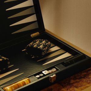 Le jeu de backgammon Dior proposé par Dior Maison.