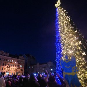 L'installation du sapin de Noël sur la place Sainte-Sophie de Kiev a fait l'objet de débats, certains estimant qu'il était inapproprié de célébrer les fêtes en temps de guerre.