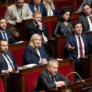 Les députés du RN, Sébastien Chenu, Marine Le Pen et Alexandre Sabatou durant une séance de questions au gouvernement à l'Assemblée.