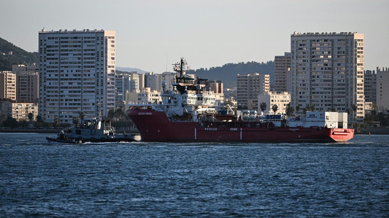 Le 11 novembre, l'« Ocean Viking » arrive dans le port de Toulon sous escorte militaire. Les relations entre Paris et Rome sont alors extrêmement tendues.