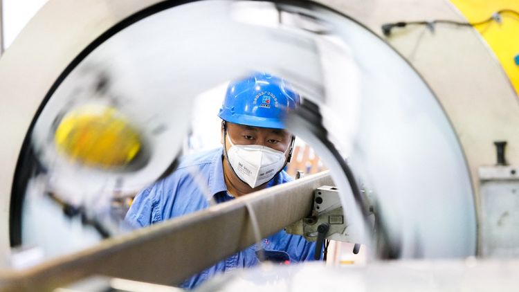 Un ouvrier dans une usine d'Harbin s'adapte à une hausse des cadences en raison de la levée des restrictions sanitaires liées au Covid.