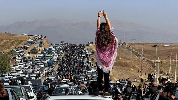 Ce cliché devenu iconique en Iran montre une jeune femme sans voile, donc en position de défi aux autorités, lors d'une manifestation d'hommage à Mahsa Amini, au Kurdistan iranien.