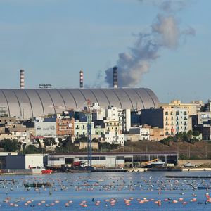 Avec plus de 8.000 salariés, l'ancienne plus grande et plus polluante aciérie d'Europe est l'un des principaux employeurs d'une des régions les plus défavorisées d'Italie.