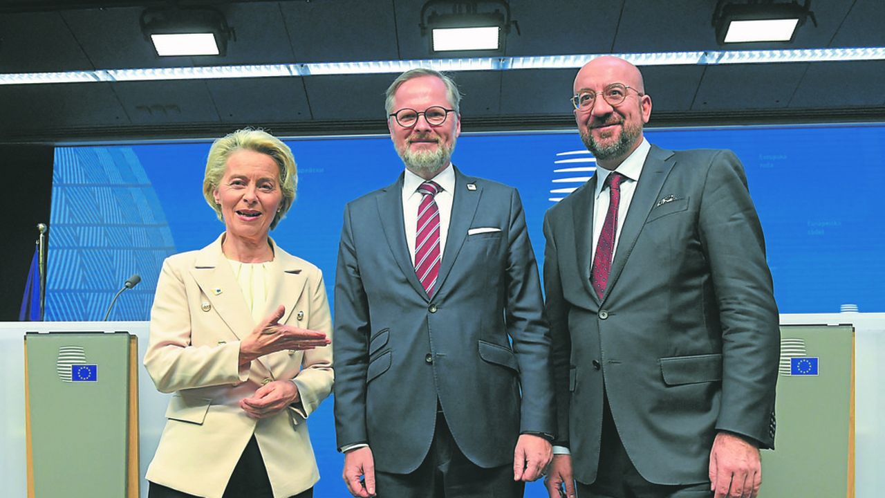Le Premier ministre tchèque Petr Fiala (centre) a reçu les félicitations de la présidente de la Commission Ursula von der Leyen et du président du Conseil européen Charles Michel à la fin du Conseil européen du 15 décembre.
