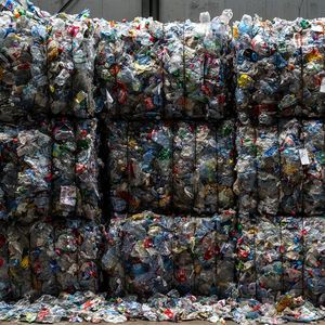 Pour les collectivités locales, la gestion des déchets plastiques relève souvent du casse-tête.