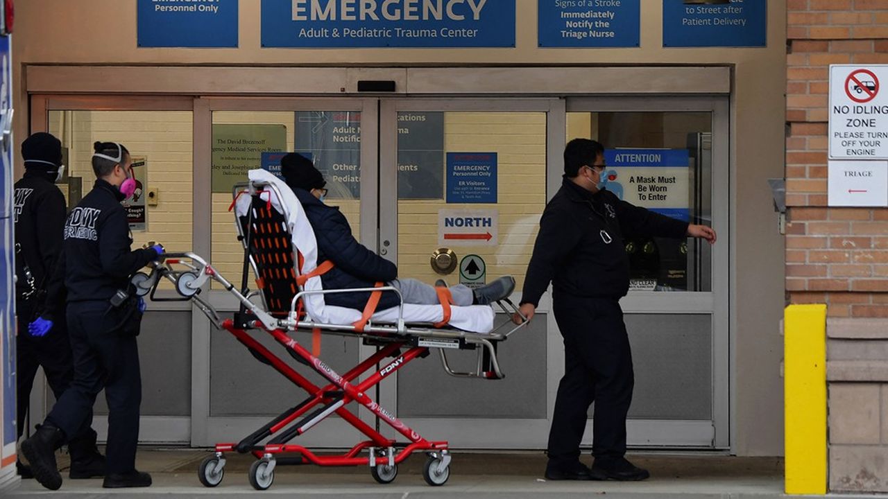Un patient est transporté d'une ambulance au Maimonides Medical Center, un hôpital de Brooklyn, à New York.
