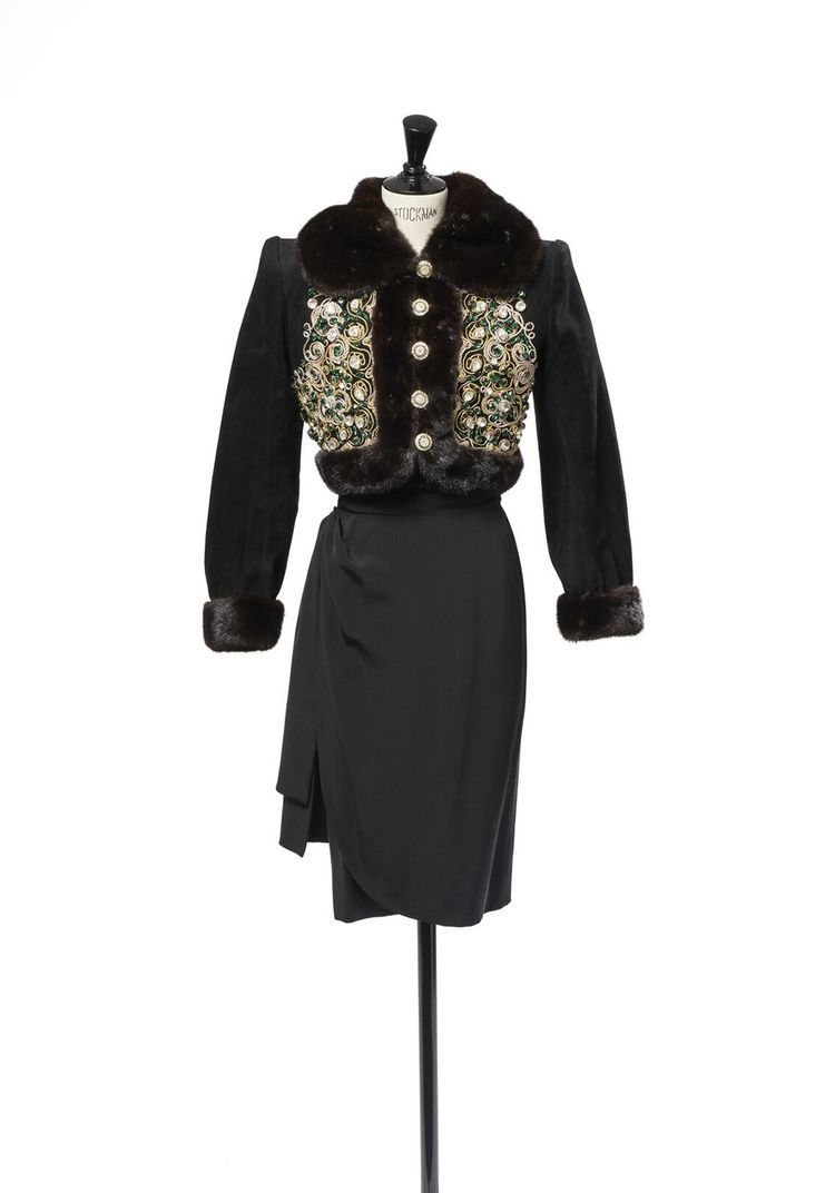 Veste courte en daim et fourrure Yves Saint Laurent Haute Couture, automne-hiver 1984-1985, estimée entre 4 000-6 000 €.