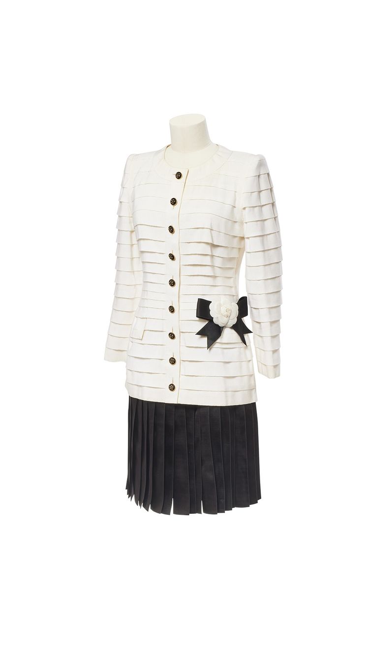 Ensemble de gros grain blanc et jupe noire Chanel par Karl Lagerfeld, printemps-été 1991, estimé entre 2 000-3 000 €.