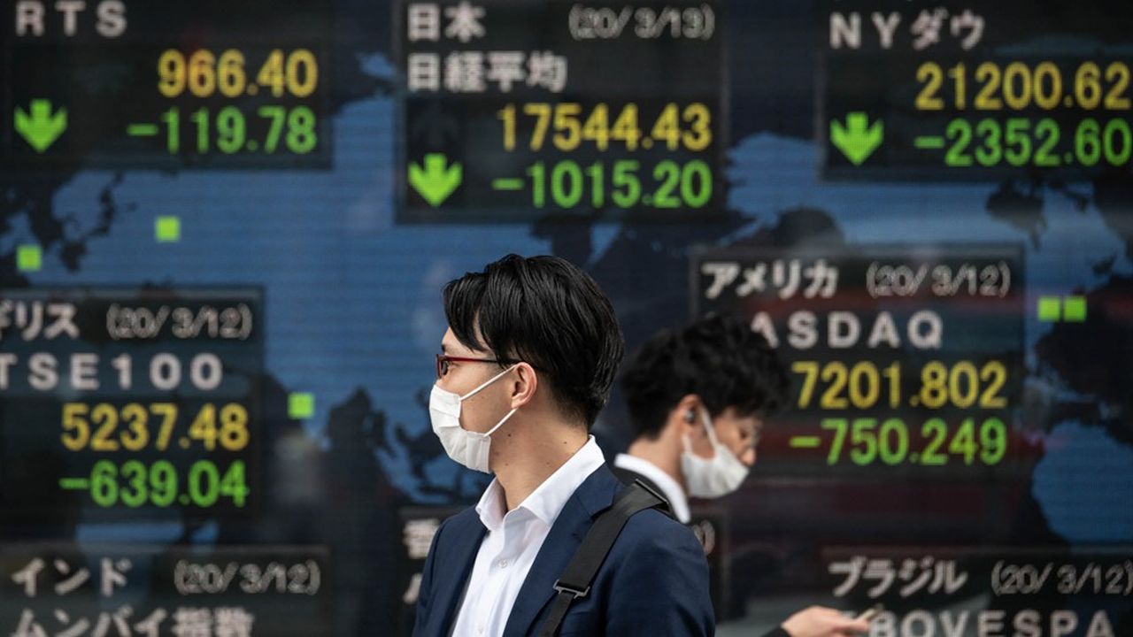 Devant la Bourse de Tokyo. Le Japon pourrait être le pays le plus vulnérable au monde.