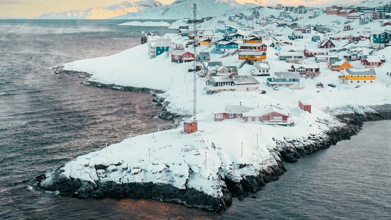 Nuuk, la capitale du Groenland, avec, en arrière-plan, le Sermitsiaq.