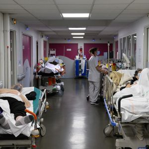 Ces derniers mois, de nombreux hôpitaux ont été débordés ou au contraire forcés de tourner au ralenti, faute de personnel soignant en nombre suffisant.