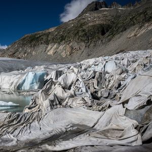 Une mousse isolante recouvre une partie du glacier du Rhône, dans les Alpes suisses, pour l'empêcher de fondre, le 8 juillet 2022.