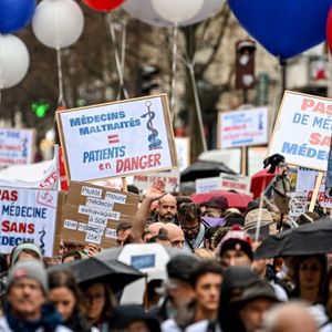 Ce jeudi, des médecins libéraux ont défilé dans Paris à l'appel du collectif Médecin pour demain, réclamant notamment une augmentation de la consultation.