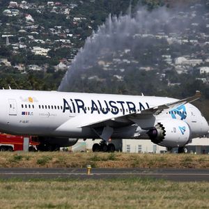 Un Boeing 787-8 d'Air Austral atterrit à La Réunion.
