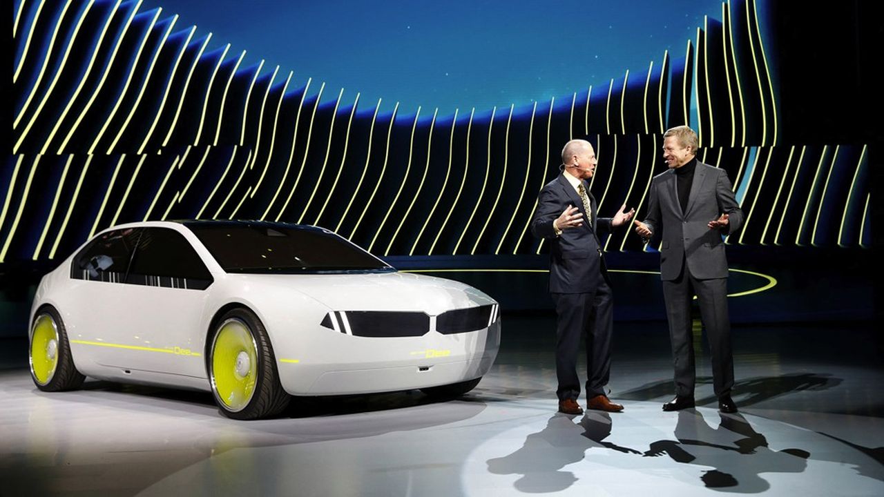 BMW a présenté la iVision Dee, une berline dont la carrosserie peut se teinter de 32 couleurs différentes.