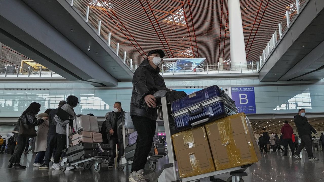 Jusqu'à 50.000 Hongkongais peuvent désormais franchir quotidiennement la frontière à trois points de contrôle terrestres après s'être inscrits en ligne. De plus, 10.000 autres personnes sont autorisées à entrer par voie maritime et aérienne.