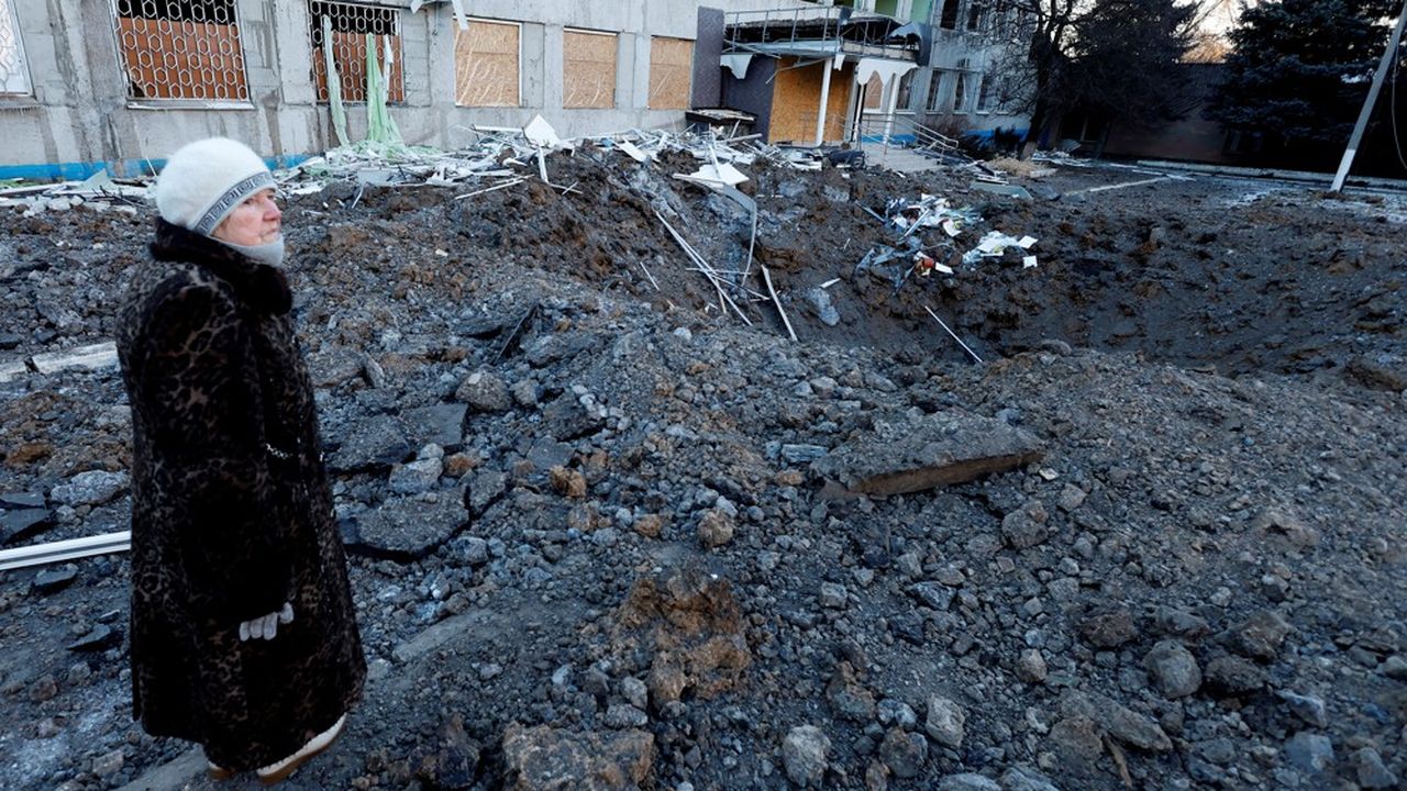 Une femme observe les dégâts causés par les attaques de missiles russes à Kramatorsk, le 8 janvier.