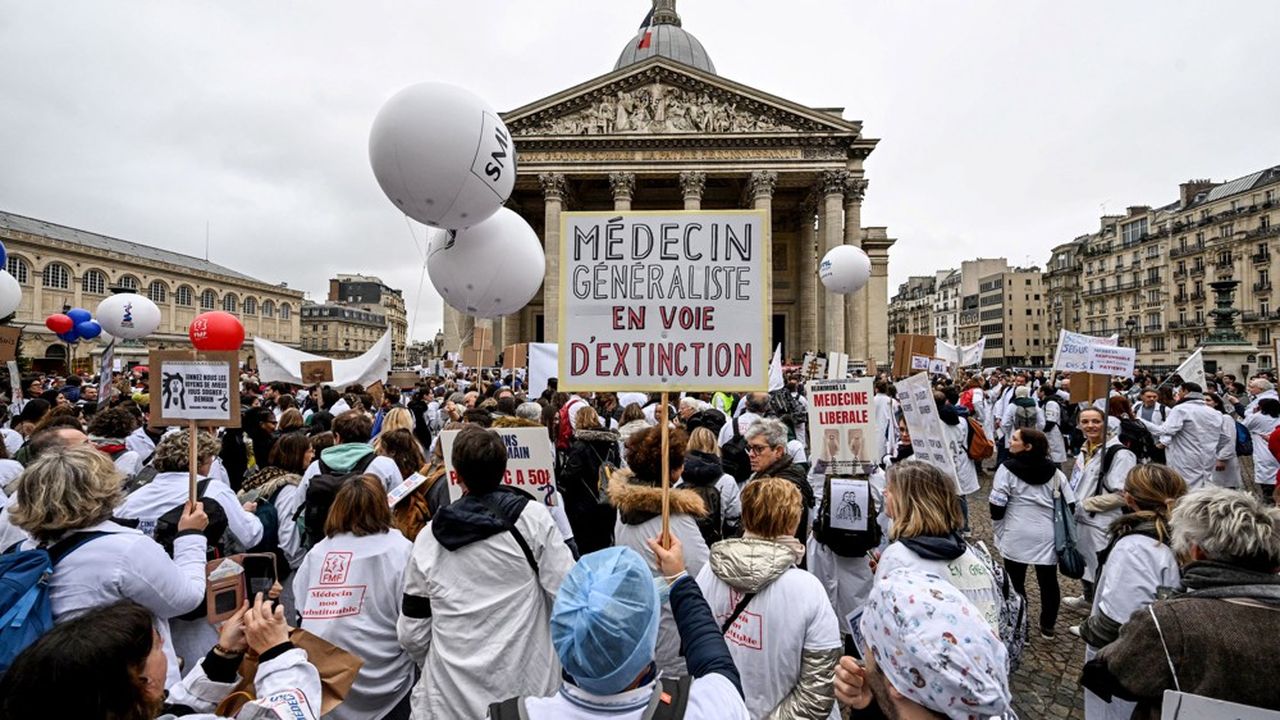 Des médecins libéraux ont manifesté jeudi, à l'appel du collectif Médecins pour demain, pour obtenir une augmentation du tarif de la consultation de 25 à 50 euros.