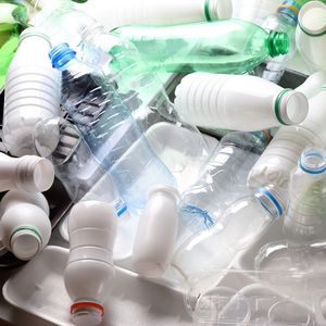 Les ONG jugent inefficace le recyclage du plastique et réclament une baisse drastique de l'utilisation de ce type d'emballage.