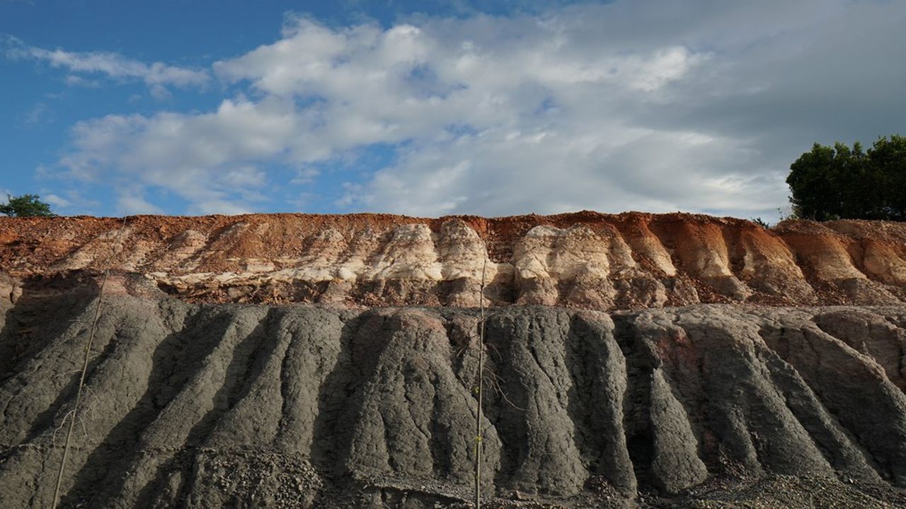 Raffiné, le minerai de bauxite donne de l'alumine, ingrédient de base pour la fabrication d'aluminium.