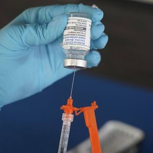 Moderna commercialise depuis l'automne son nouveau vaccin contre le Covid-19, adapté à Omicron.