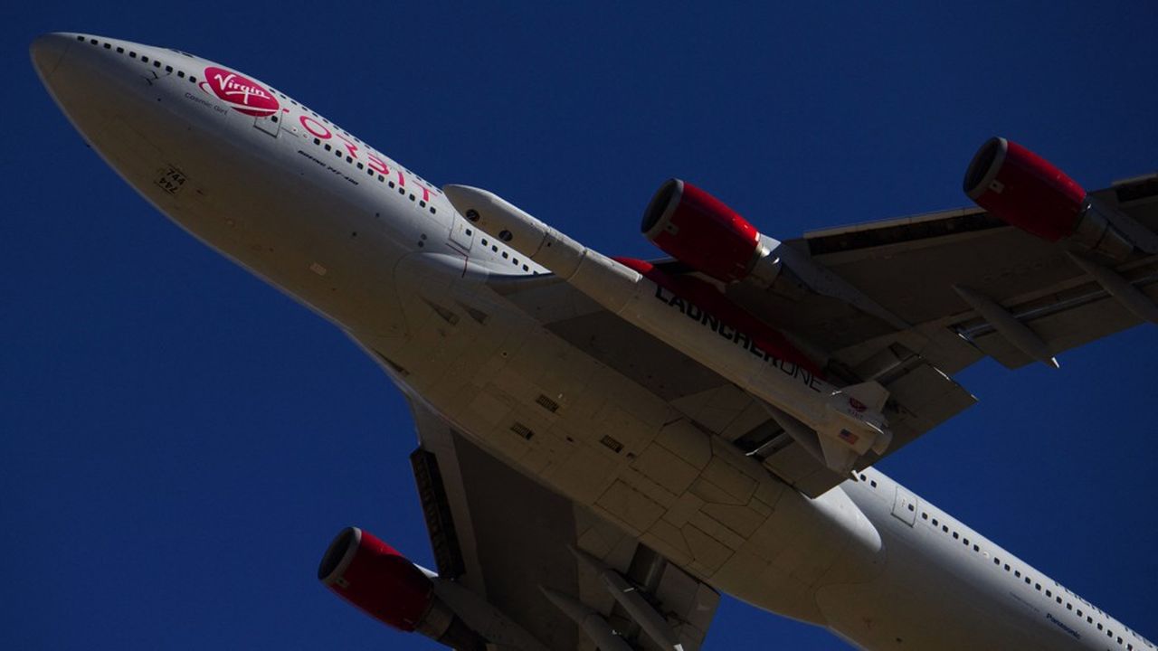 Le Boeing 747 de Virgin Orbit embarque la fusée LauncherOne sous son fuselage.